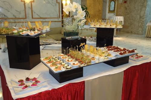 HĂ€r finns 2 restauranger som serverar frukost, lunch och middag