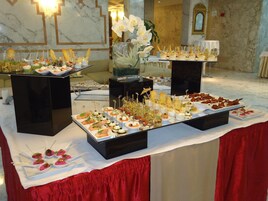 2 restaurants, breakfast, lunch, dinner served; international cuisine