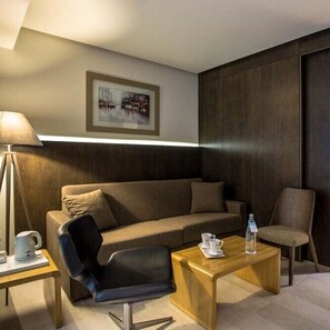 Suite – junior | Sengetøy av topp kvalitet, minibar, safe på rommet og blendingsgardiner