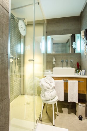 Hochwertige Bettwaren, Minibar, Zimmersafe, Verdunkelungsvorhänge