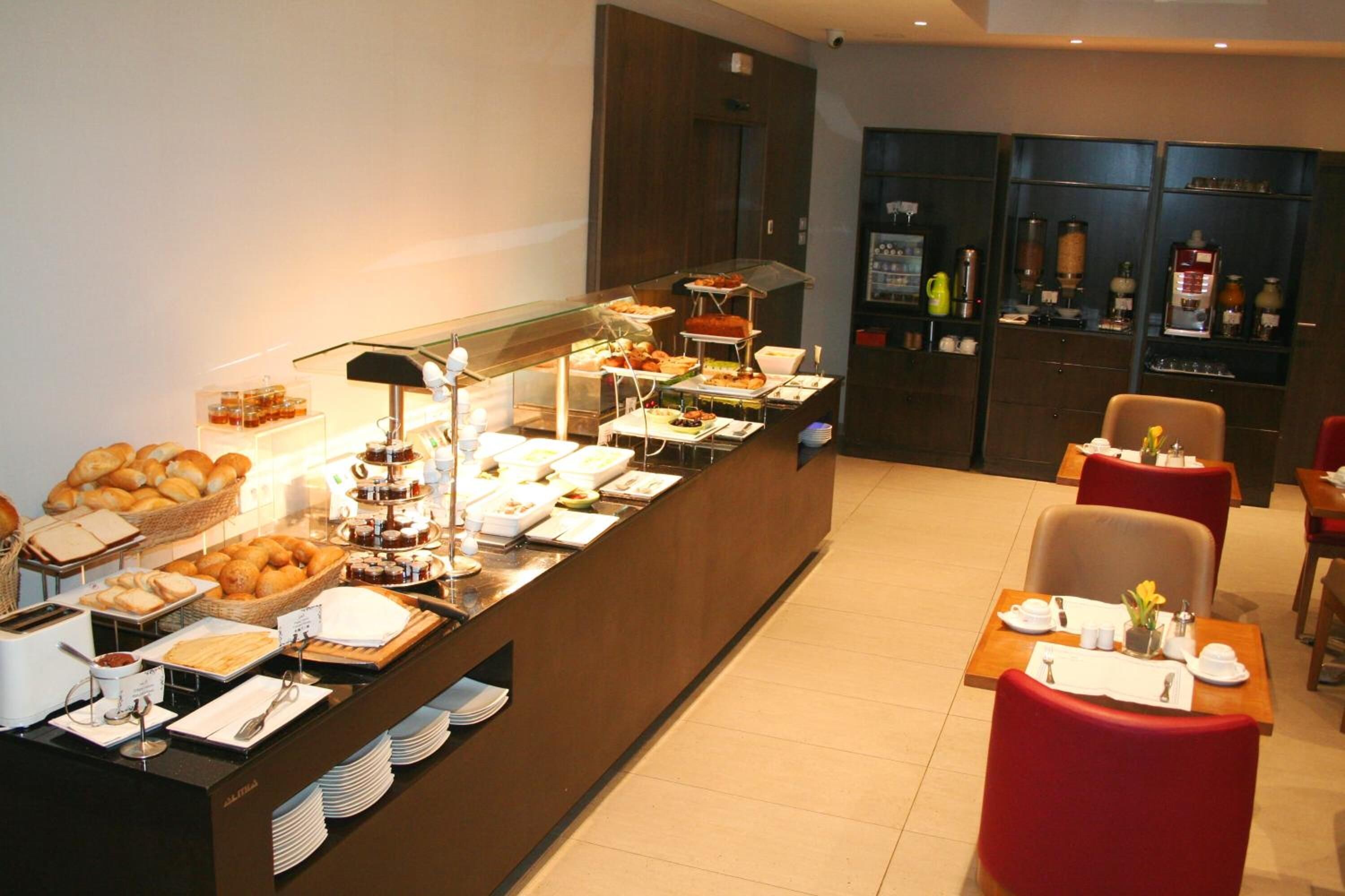 Ein reichhaltiges Buffet mit verschiedenen Speisen und einer Kaffeestation.