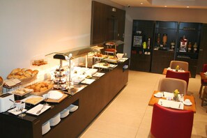 2 restaurants servant le déjeuner, le dßner et le souper