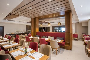 2 restauranter, frokost, lunsj og middag serveres, internasjonale retter