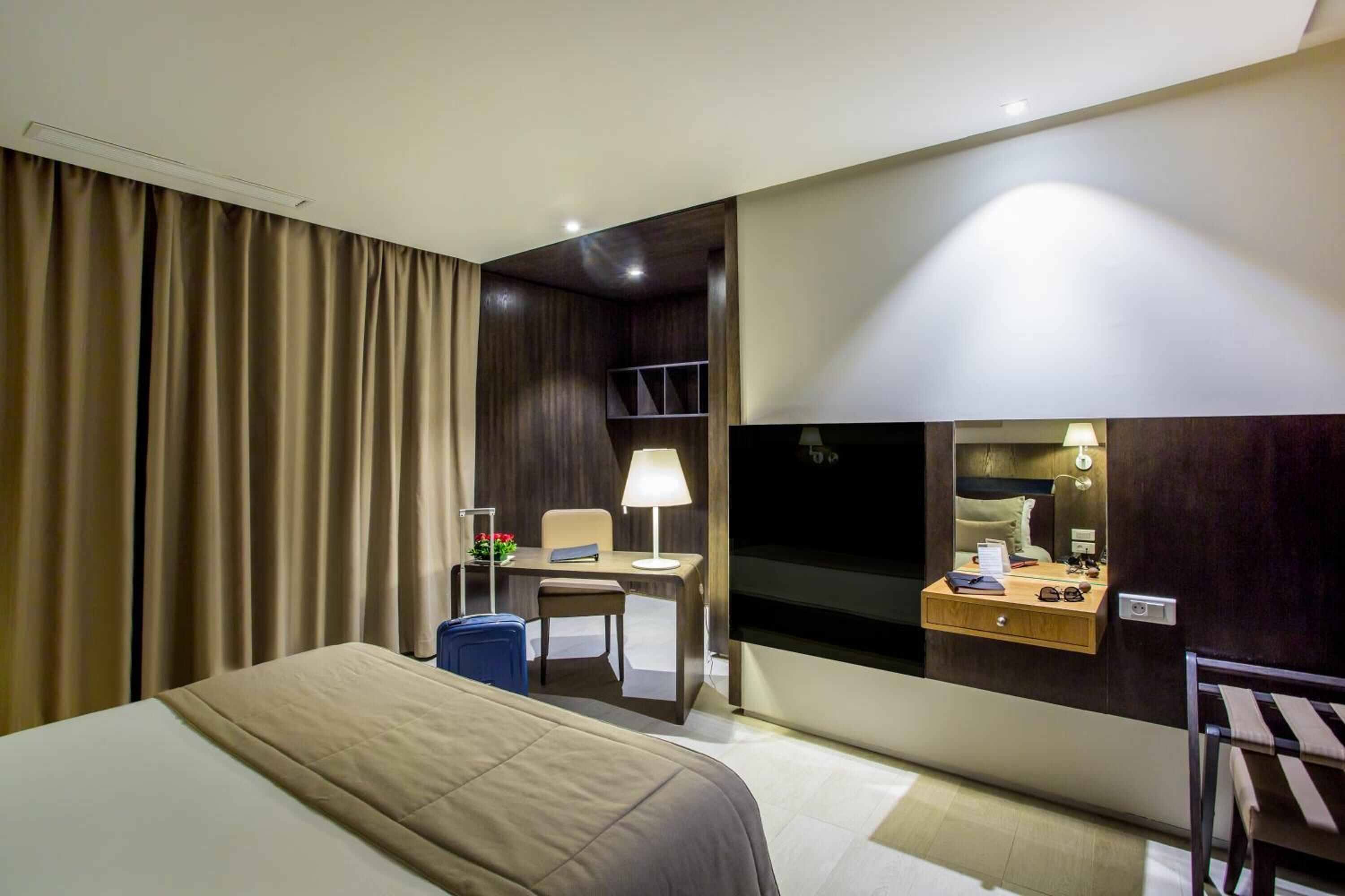 basic double room | premium bedding, minibar, in-room safe, blackout curtains