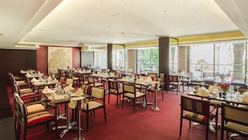 2 Restaurants, Frühstück, Mittagessen, Abendessen, internationale Küche