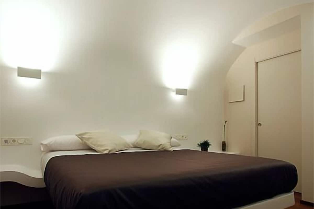 Una scrivania, insonorizzazione, culle/letti per bambini (gratuiti)