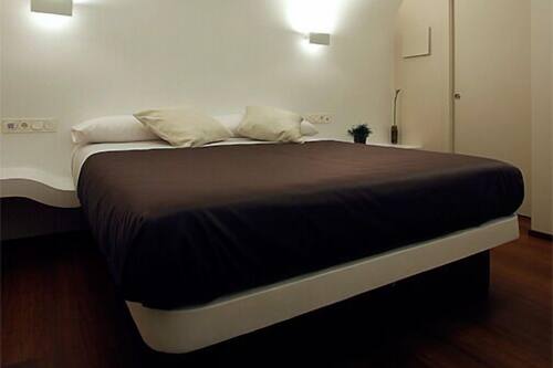 Desk, soundproofing, free cribs/infant beds, free WiFi