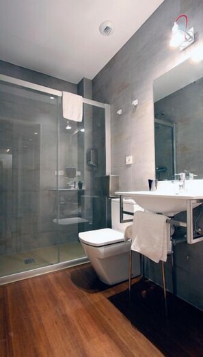 Tweepersoonskamer | Badkamer | Een douche, gratis toiletartikelen, een haardroger, handdoeken