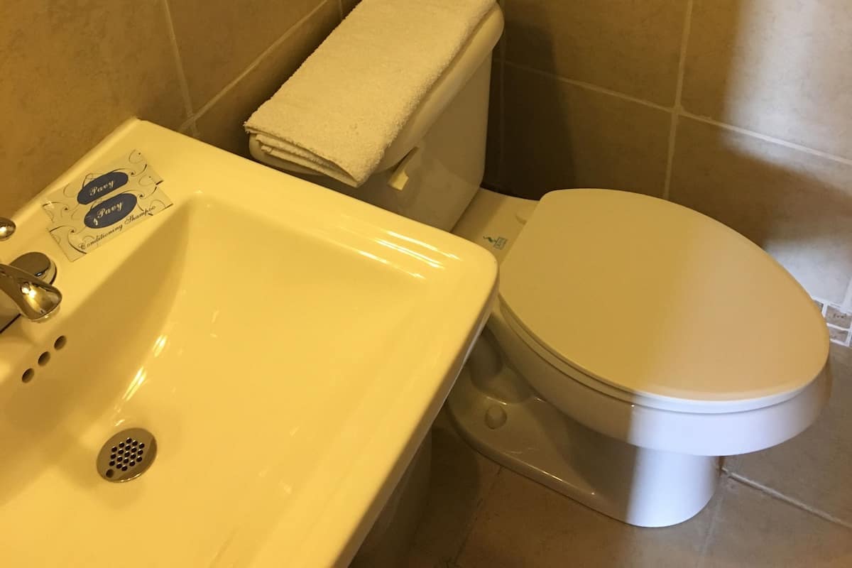 Schreibtisch, Verdunkelungsvorhänge, Bügeleisen/Bügelbrett