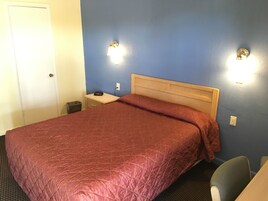Escritorio, cortinas blackout y tabla de planchar con plancha 