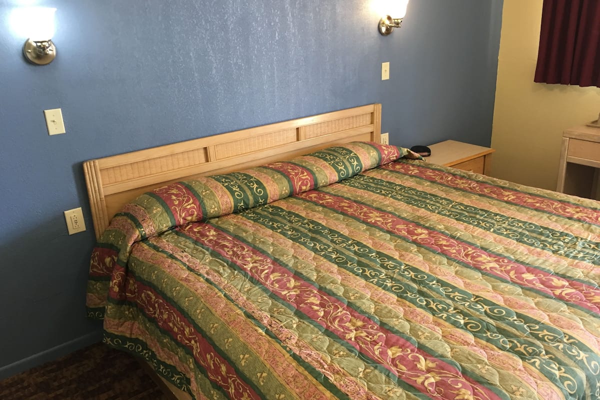 Schreibtisch, Verdunkelungsvorhänge, Bügeleisen/Bügelbrett