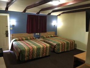 Kamer, 2 queensize bedden | Een bureau, verduisterende gordijnen, een strijkplank/strijkijzer