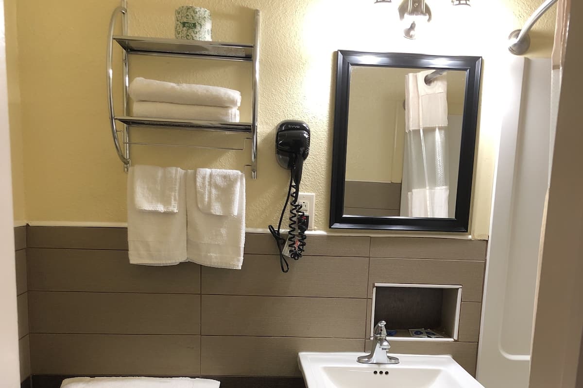 Zimmer, 2 Queen-Betten | Badezimmer | Haartrockner, Handtücher