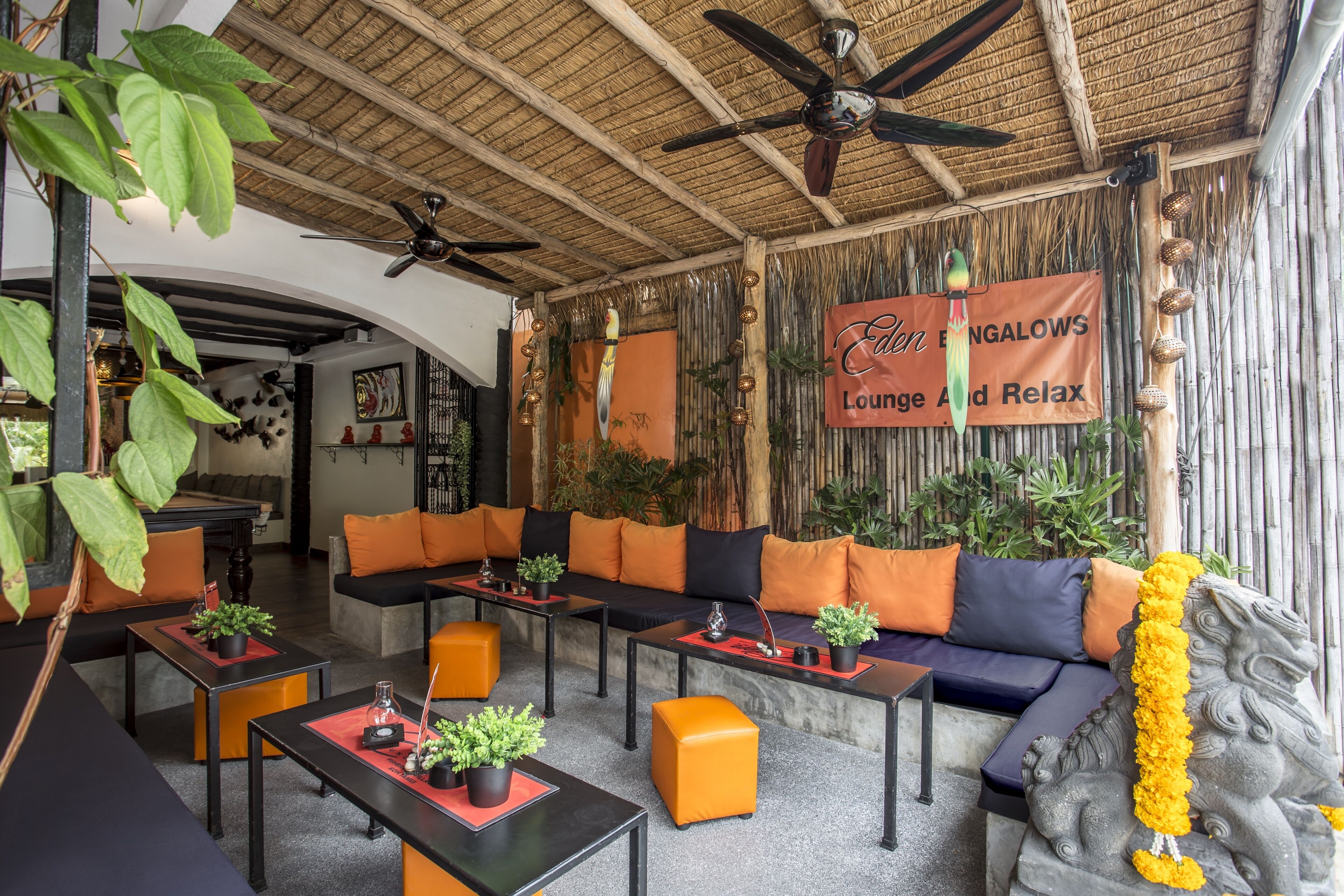Bar (trong khuôn viên)