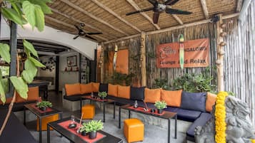 Bar (trong khuôn viên)