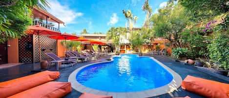 Udendørs pool, parasoller, liggestole