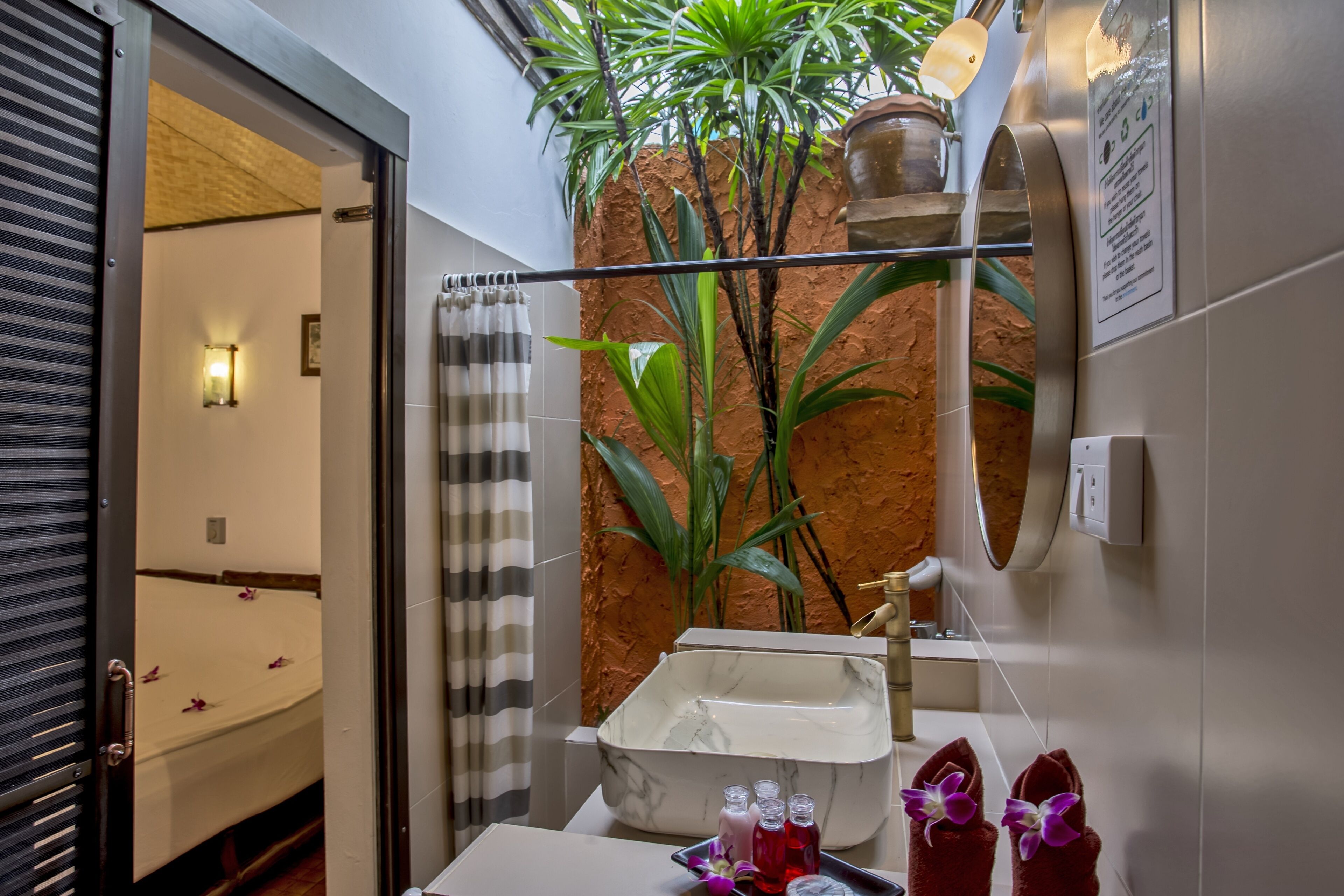deluxe bungalow | bathroom | shower, free toiletries, hair dryer, towels