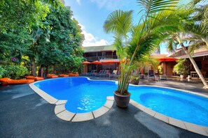 حمّام سباحة خارجي، مظلات على حمّام السباحة، مقاعد للتشمس