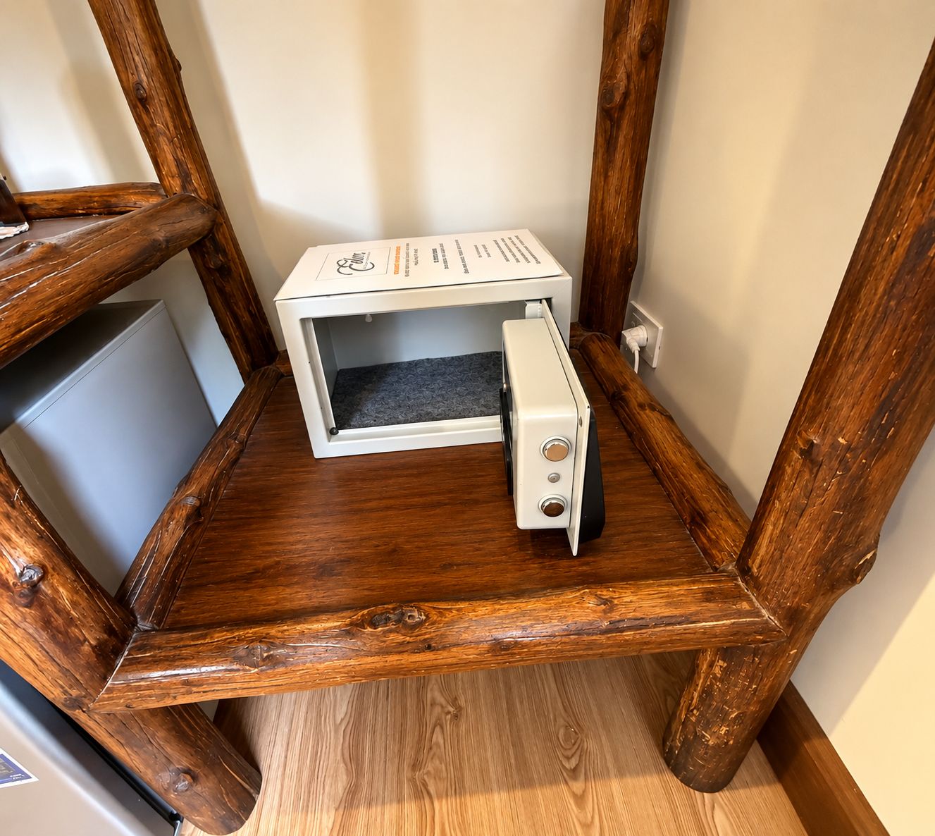 Una silla de madera con microondas incorporado.