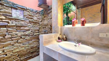 Deluxe Bungalow | Bathroom | Shower, free toiletries, hair dryer, towels