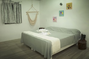 Chambre, 1 lit double | Coffre-fort, bureau, accĂšs au Wi-Fi (inclus)