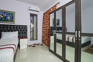 Double Room | Desk, free WiFi, wheelchair access - RedDoorz Plus @ Guntur Raya Setiabudi (Jakarta)