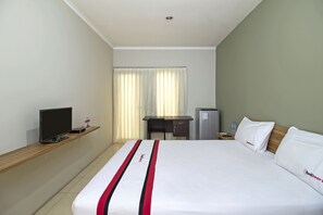 Reddoorz Room | Desk, iron/ironing board, free WiFi