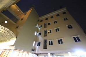 Mặt tiền nơi lưu trú - ban đêm