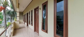 RedDoorz Plus @ Karet Pedurenan 3