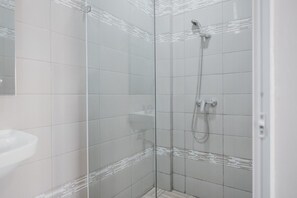 Premium Room | Bathroom | Shower, free toiletries, towels - RedDoorz Plus @ Karet Pedurenan 3 (Jakarta)