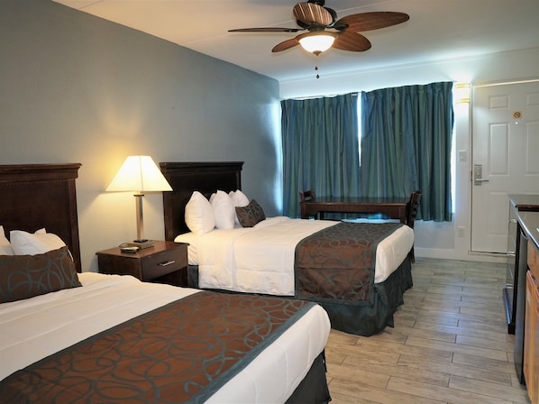 Standard Room, Kitchenette | Living room