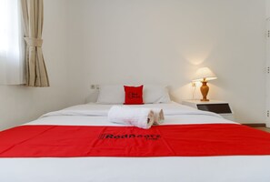 Desk, free WiFi - RedDoorz Plus @ Tendean (Jakarta)