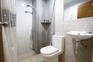 Double Room | Bathroom | Shower, free toiletries, towels - RedDoorz near Cilandak Town Square (Jakarta)