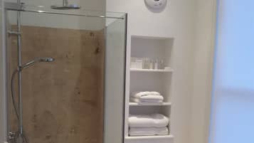 Superior Double or Twin Room, Ensuite (Harrison) | Bathroom | Free toiletries, towels