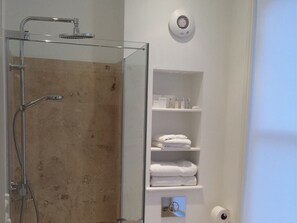 高級雙人或雙床房, 獨立浴室 (Harrison) | 浴室 | 免費盥洗用品、毛巾