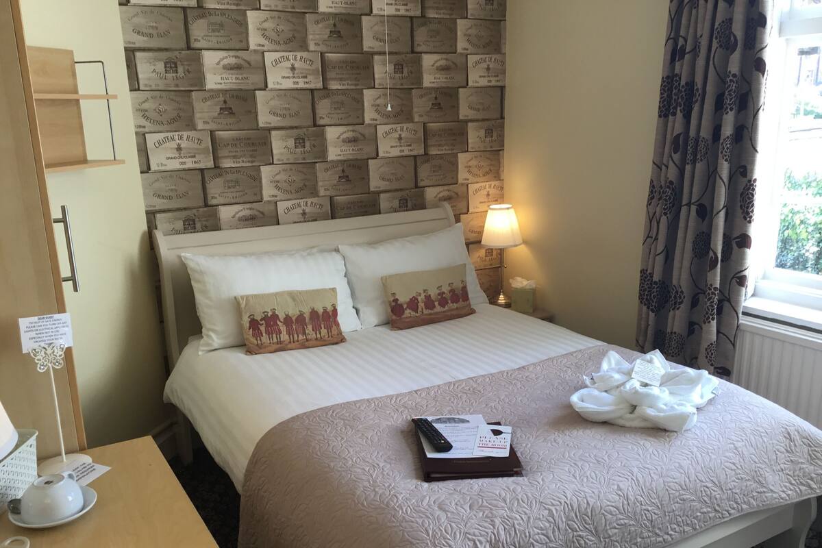 Klassieke tweepersoonskamer, en-suite badkamer (Room 5 - Single  Only)