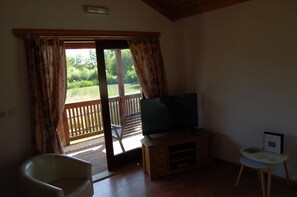 Chalet, Ensuite (Kingfisher Lodge) | Lounge - Watermeadow Lakes & Lodges (Crewkerne)