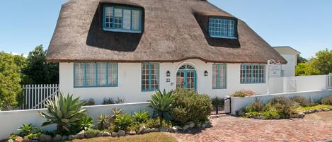 Vista frontal de la propiedad