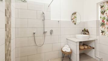 Family Suite | Bathroom | Shower, free toiletries, hair dryer, bathrobes