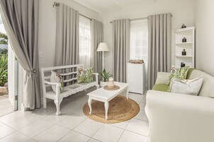 Fjölskyldusvíta | Stofa | 24-tommu flatskjársjónvarp með gervihnattarásum, sjónvarp.