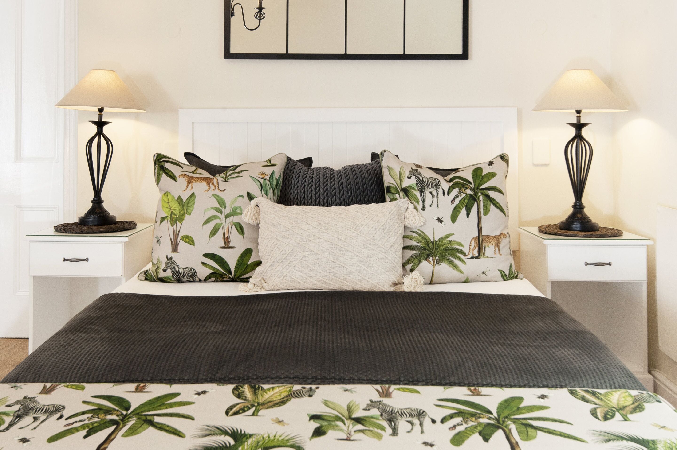 1 غرفة نوم وأغطية فراش متميزة وخزنة داخل الغرفة وبديكورات فريدة لكل غرفة