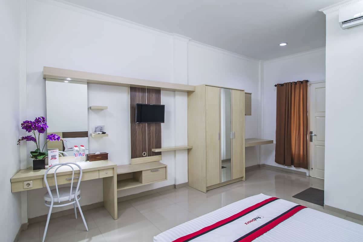 Double Room | Meja, langsir/tirai gelap terus, seterika/papan seterika, Wi-fi percuma