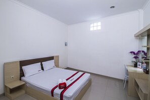 Habitación doble | Escritorio, cortinas blackout y tabla de planchar con plancha 