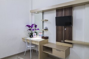 Double Room | Desk, blackout drapes, iron/ironing board, free WiFi - RedDoorz @ Jatiwaringin (Bekasi)