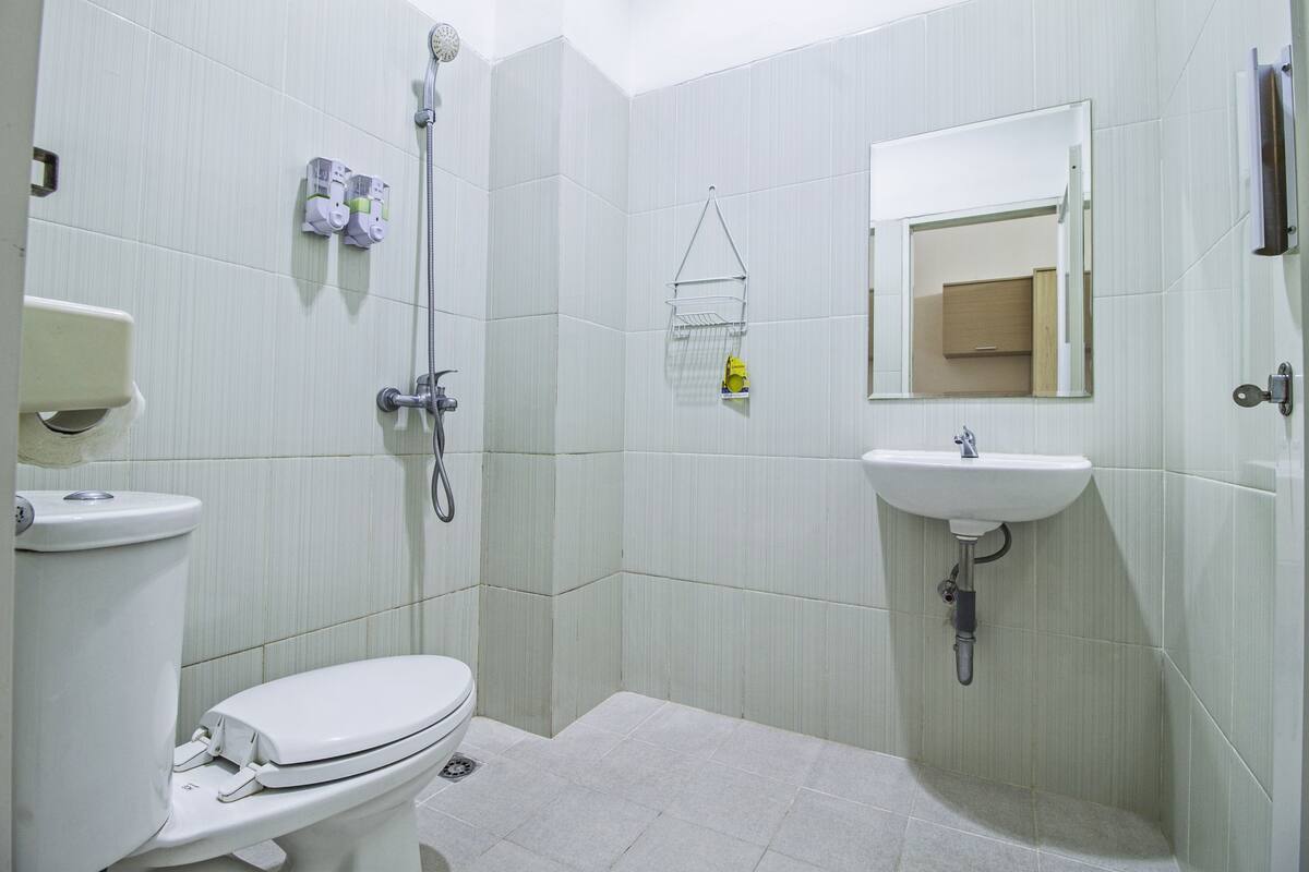 double room | bathroom | shower, free toiletries, towels