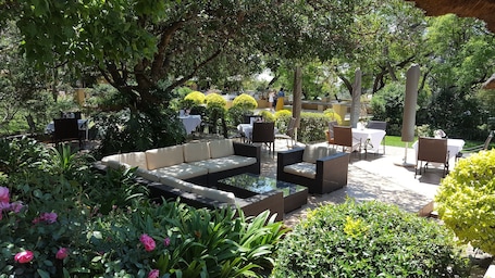 Poolside bar