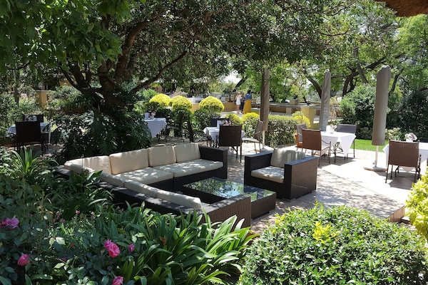 Bar tepi kolam renang