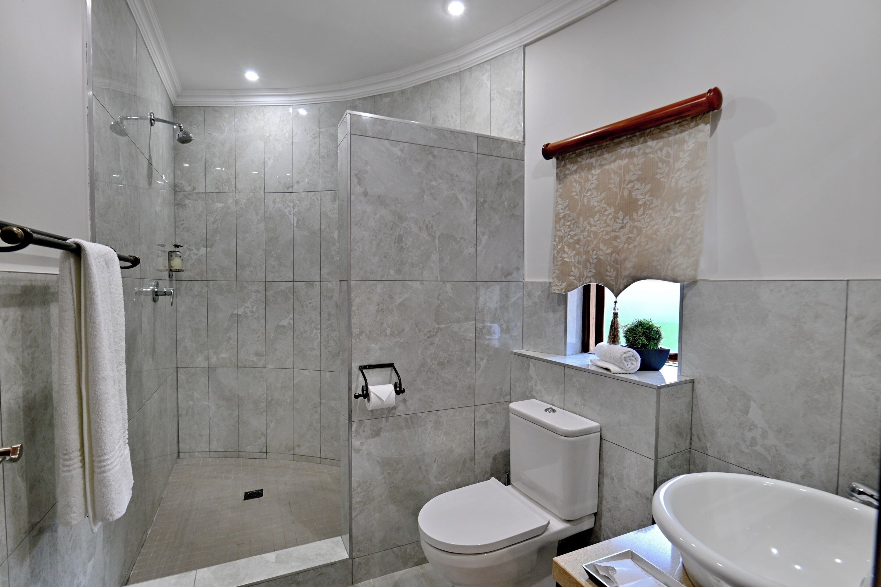 Un baño moderno con ducha, inodoro y bañera.