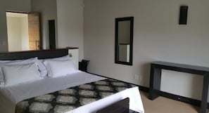 Deluxe Room | Premium bedding, in-room safe, rollaway beds, free WiFi