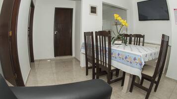 Apartamento família, 2 quartos, vista para a cidade, no jardim | Opções para refeição no quarto